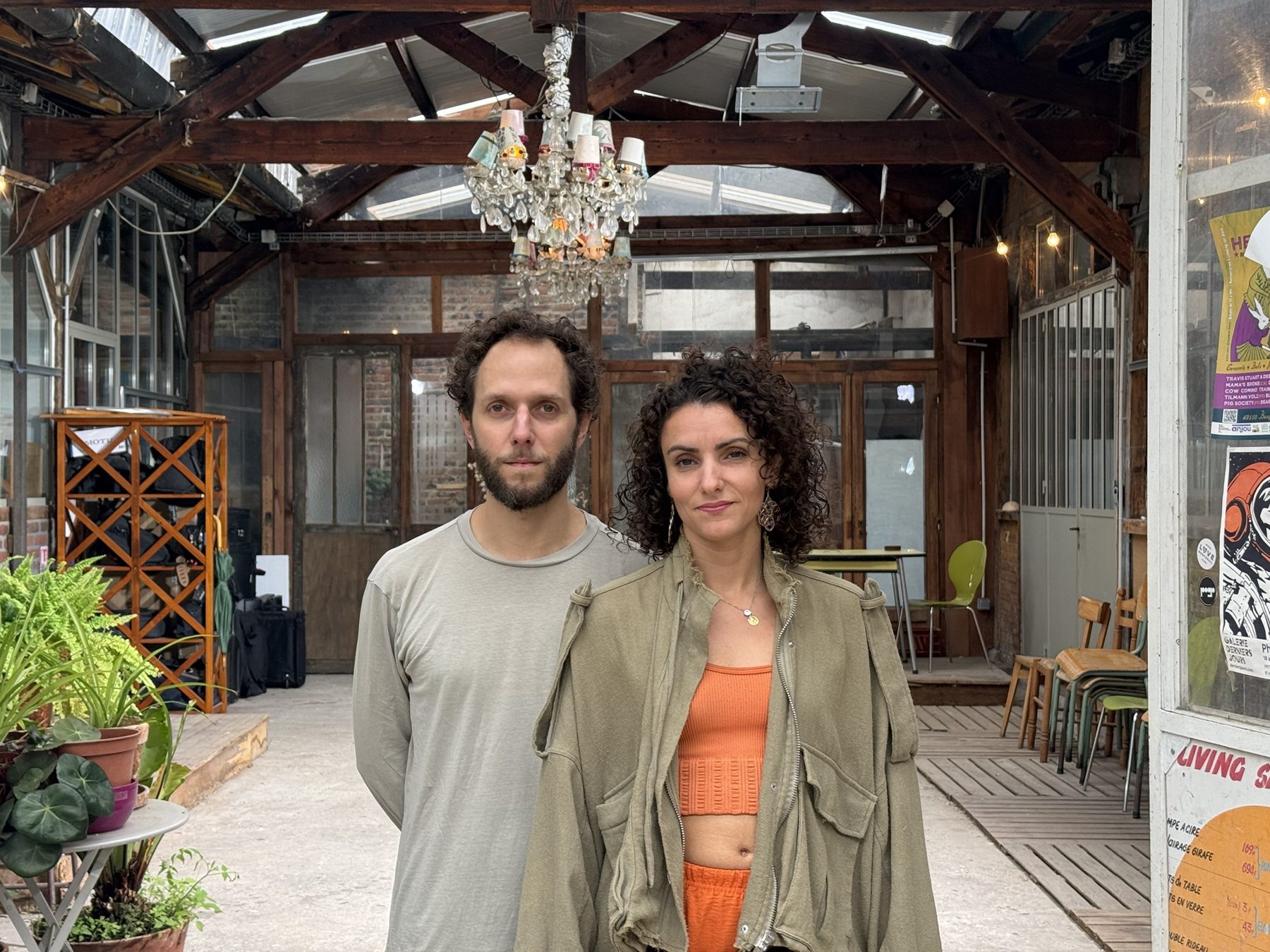 Maurizio Ferrari et Caroline Boust côte à côte dans un atelier sous verrière