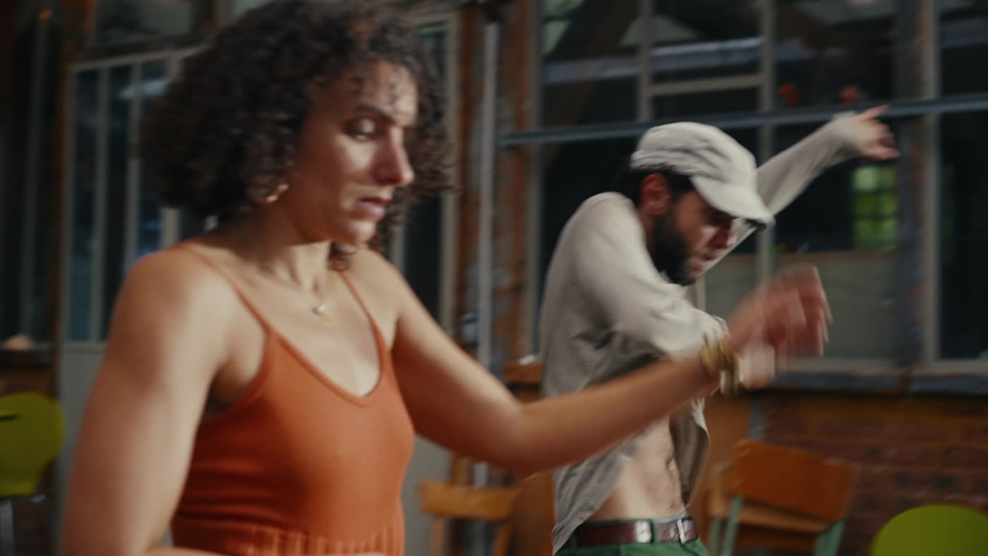 Caroline et Maurizio en mouvement, au plus près