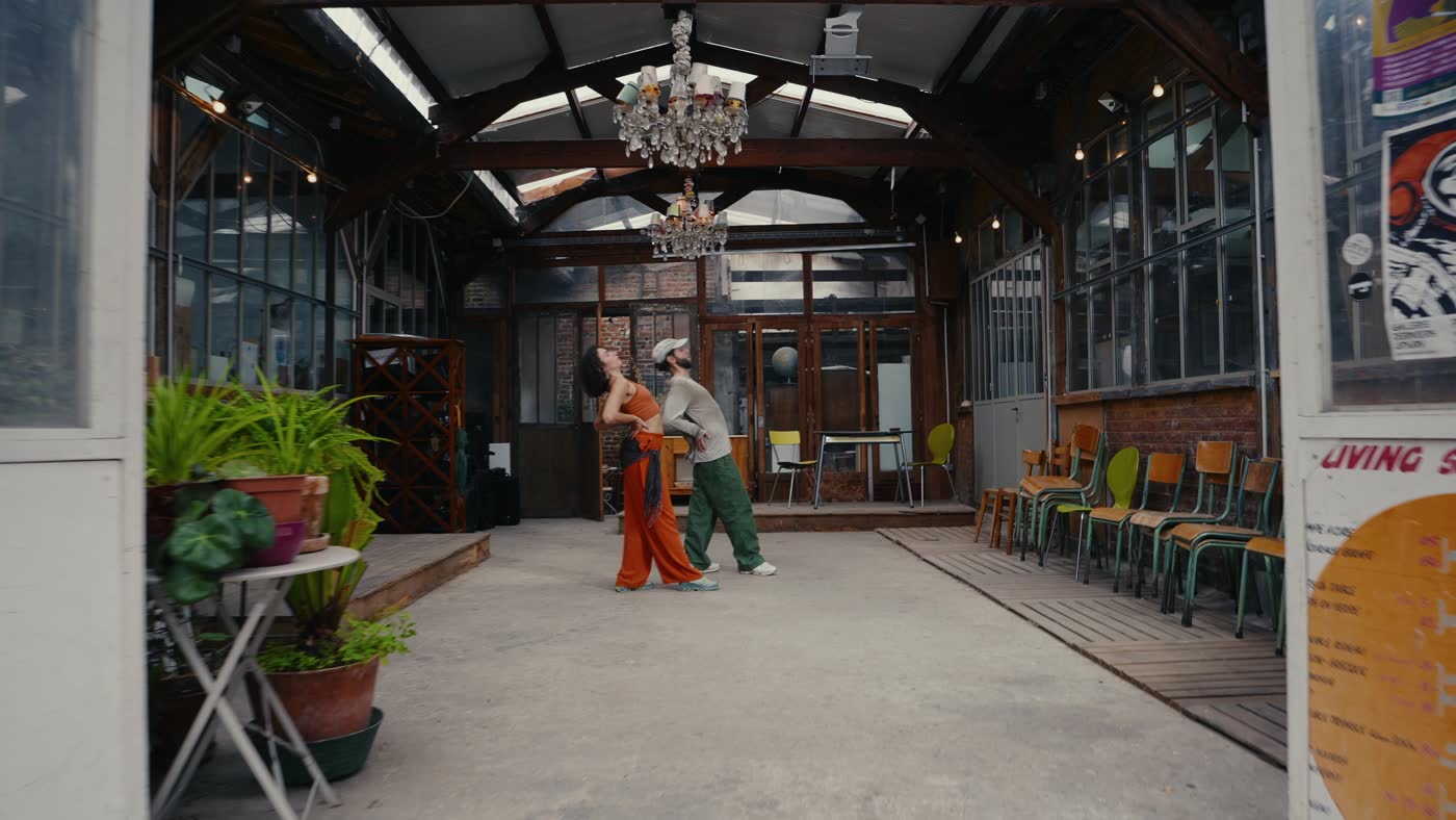 Le duo dans la cour vitrée de l’atelier